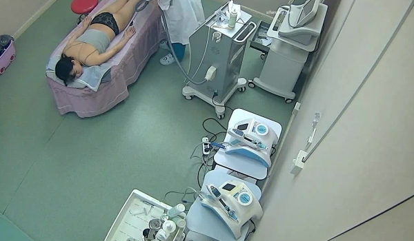 【破解摄像头】美容美体中心的小姐姐们 阴部护理，BB脱毛,难得的偷窥佳作