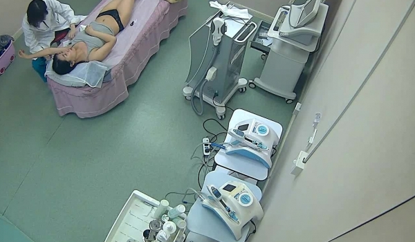 【破解摄像头】美容美体中心的小姐姐们 阴部护理，BB脱毛,难得的偷窥佳作