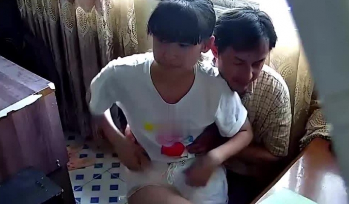 【摄像头破解】这是补习的那门子课，坐在生物教师身上，不自觉的硬邦邦
