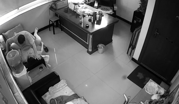 摄像头破解真实TP个体工厂老板办公室与雇佣打扫卫生的妇女偸情可算傍上大款了全程主动服务到位内射