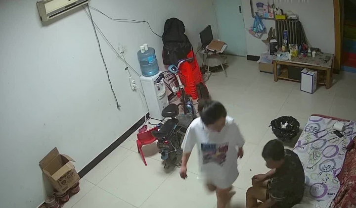 【破解摄像头】非常的主动少妇在沙发啪啪啪，男的也是个暖男搞完了还帮忙把逼擦干净