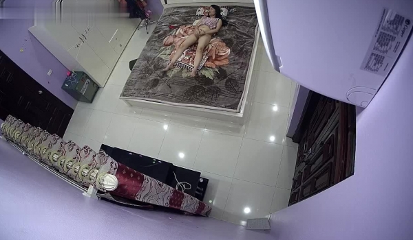 【极品稀缺破解家用摄像头】一个人的时候寂寞难耐自己玩小逼自慰2老公不在家 年轻美少妇看电视手机自