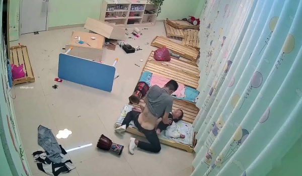 【破解幼儿园摄像头】幼师妹子被混混男友在幼儿床上强干无套内射,这个是真刺激,不知道家长看了如何感