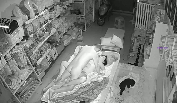 十月新流出破解两个商铺里的摄像头住在店铺里看店的夫妻激情啪啪