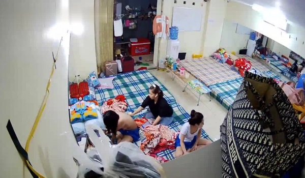【破解摄像头】女员工宿舍,寂寞女看黄片自读，光着PP走来走去 羡煞旁人