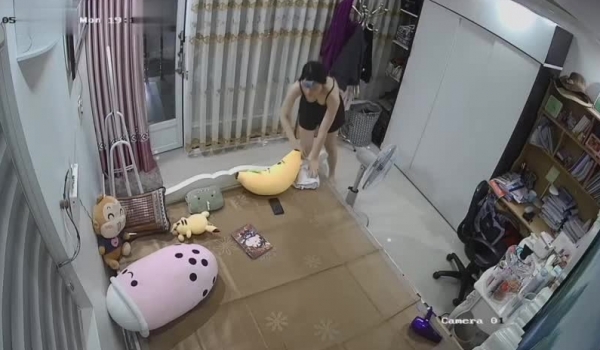 【破解摄像头】女员工宿舍,寂寞女看黄片自读，光着PP走来走去 羡煞旁人