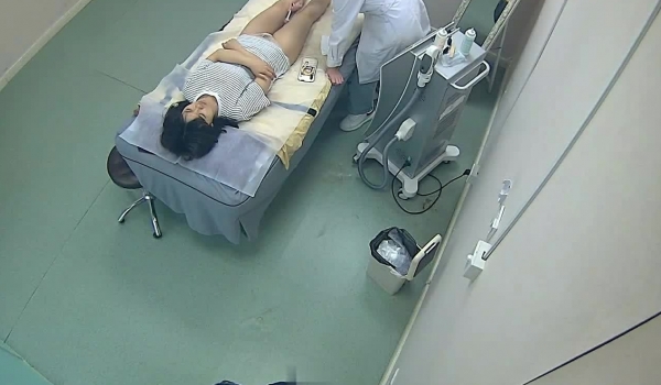【破解摄像头】美容美体中心的小姐姐们 阴部护理，BB脱毛,难得的偷窥佳作