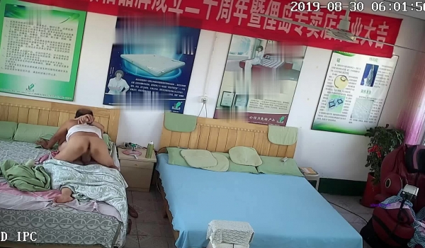 八月流出破解专骗老人的保健用品店摄像头偷拍秃顶大爷和相好的在保健床上做爱