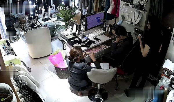 【摄像头破解】婚纱店试衣间的准新娘们穿上婚纱都好漂亮，第一个漂亮韵味十足的少妇，换衣袒胸露乳 一