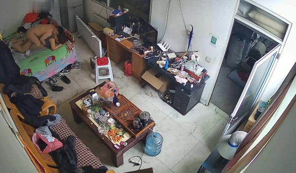 个体小工厂休息室摄像头破解真实偸拍小老板不管白天晚上只要有空就与财务部会计少妇偸情激情69无套内