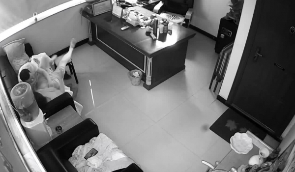 摄像头破解真实TP个体工厂老板办公室与雇佣打扫卫生的妇女沙发上偸情为了不干活又有钱花骚女很主动无