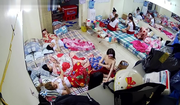 ️精品推荐 ️【破解摄像头】会所员工宿舍摄像头 超多白嫩美女露奶换衣