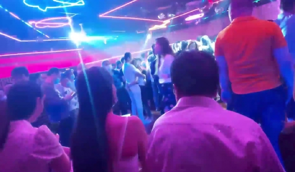 灯光昏暗的舞厅跳舞有激情，一天烦恼忧愁都离开，光棍小叔看看也过瘾