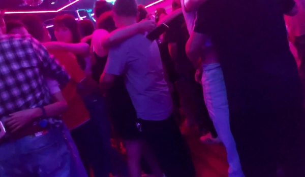 舞厅的浓情蜜意好浪漫，妩媚的美女都是惹人爱，这简直就是休闲娱乐好地方