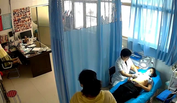 《破解摄像头》老中医给哺乳期孕妇按摩乳房催乳汁，不仅可以天天正大光明的看别人老婆的奶子,还可以摸