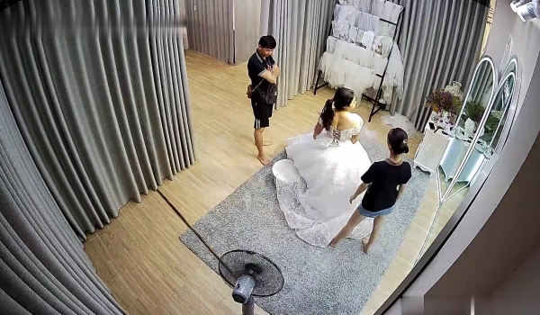 【摄像头破解】婚纱店试衣间的准新娘们穿上婚纱都好漂亮，第一个漂亮韵味十足的少妇，换衣袒胸露乳 一