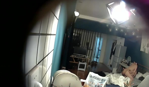 破解家居摄像头❤揭秘渣男的日常生活早上还跟女朋友卿卿我我晚上就带另一个纹身酒吧女回家啪啪