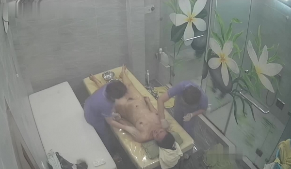 女子美容美体SPA按摩会所摄像头破解偸拍几位有钱富太太来做全身精油保养按摩成熟性感胴体很有看点