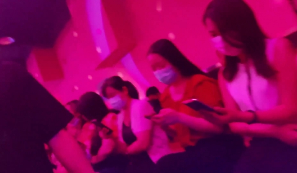 门票15元舞厅，爱情就从舞厅开始，下午实拍重庆舞厅人挤人，灯光昏暗？搂搂抱抱好浪漫