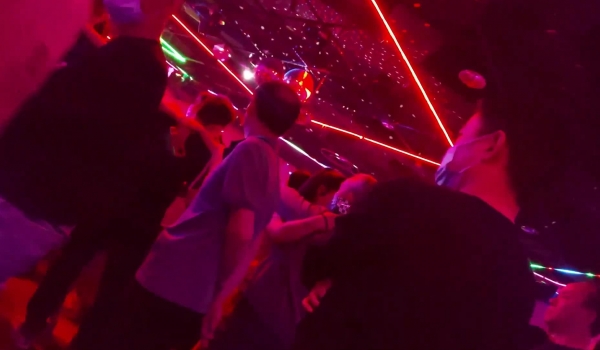 光棍小叔实拍重庆舞厅灯光昏暗好浪漫，一首歌的女舞伴搂搂抱抱好有情调