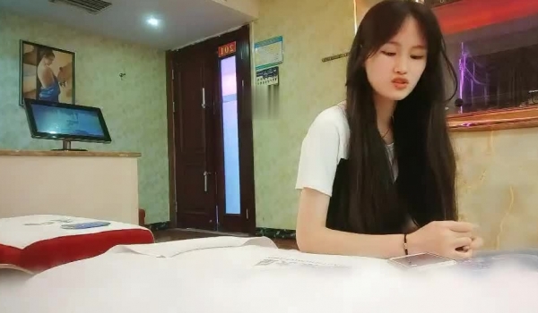 一代炮王疯狂的做爱机器【山鸡岁月】逍遥快活的一天 一堆堆的妹子 小少妇骚货很会玩 捡到宝了！