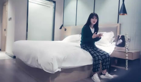 小天娱乐探花胖哥代班，格子裤颜值不错妹子，后面还有两个在等操完就走，按头口交后入侧入猛操