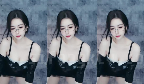 【极品稀缺 ️网易现役网红美女】最新藏宝图之燃爆女神 万元定制露脸 罕见全裸 明星颜值 火辣身材