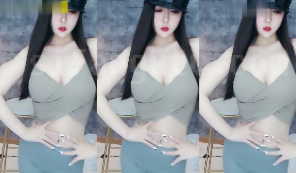 【极品稀缺 ️网易现役网红美女】最新藏宝图之燃爆女神 万元定制露脸 罕见全裸 明星颜值 火辣身材