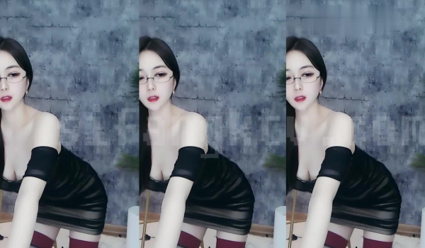 【极品稀缺 ️网易现役网红美女】最新藏宝图之燃爆女神 万元定制露脸 罕见全裸 明星颜值 火辣身材