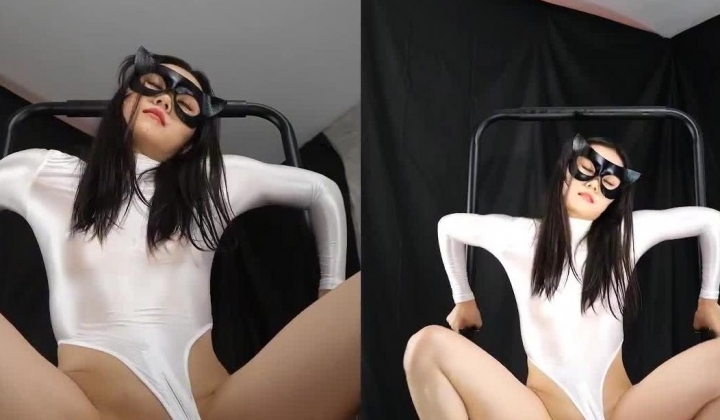 无毛一线天，顶级风骚御姐【艾达】油姬裸舞，多角度情趣全裸骚摇，秀口活，相当带感
