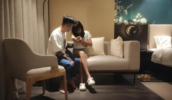 【加钱哥加钱哥】，3000网约大圈外围女神，175cm，22岁，极品大长腿，胖子大展神威，高潮不