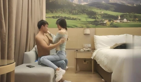 高质量外围女神，身材娇小很匀称的超级甜美可爱女生，有恋爱的感觉了