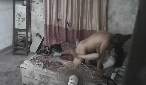 高挑少妇接客多 嫖客各种各样