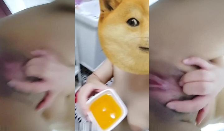 【究极反差学生妹】校内在读小母狗【nanzixxx2】推特福利，宿舍教室厕所地铁，全裸自慰舔小便
