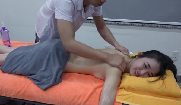 超清拍摄身材颜值超好的白富美妹子异性服务做精油按摩