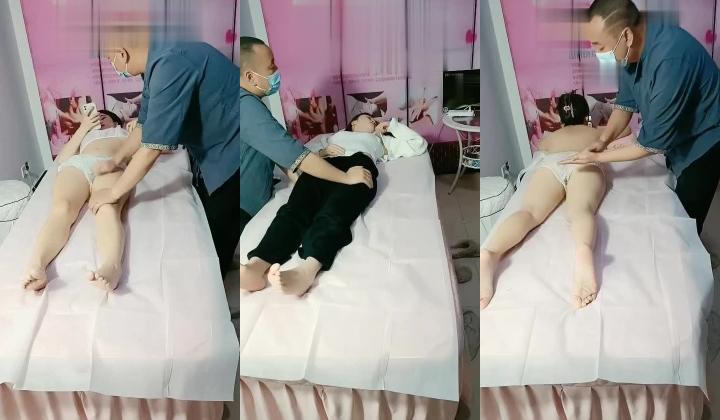 美容院大叔又撩风骚女顾客，全身精油按摩撩骚激情啪啪特殊服务，按摩床上各种抽插，小少妇还跟男的视频