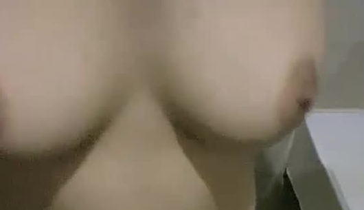 夏日夜晚，南昌街头，【草草00】小萝莉户外露出，公园停车场啪啪撒尿，夜幕下公共场合好刺激