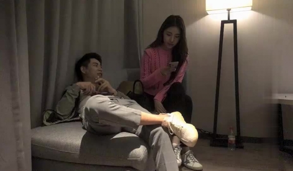 文轩探花约了个高颜值极品粉色毛衣妹子啪啪，口交舔逼翘起屁股沙发后入抽插猛操