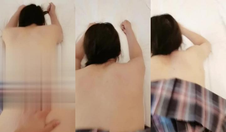 白云区的小母狗、在家里是个乖乖女、在男神面前丧失容颜，跪在地上爬行，吃鸡巴的小骚货