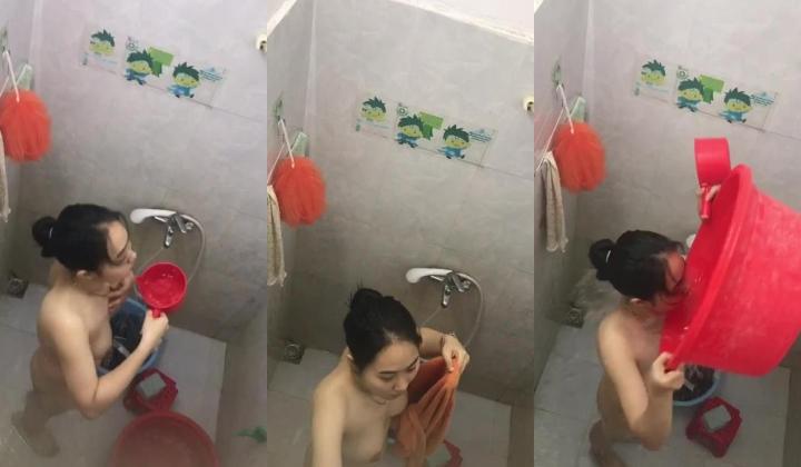 大神飞檐走壁拍下无数女人赤身裸体洗澡的珍贵视频