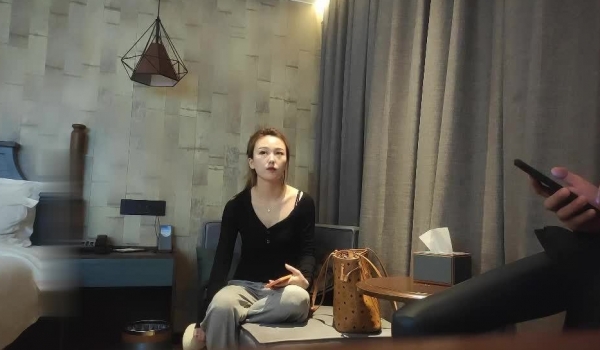 【步宾寻花】凌晨约操极品外围小姐姐，美乳沙发狂抠，再次被嫌弃拒绝服务真是惨惨惨