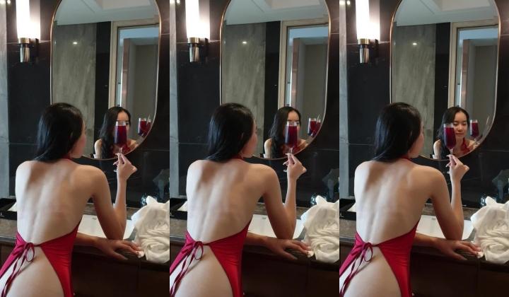 【极品骚货 ️脸穴同框】香港椒乳网红『mely』眼镜婊与男友居家性爱啪啪私拍 脸穴同框 乘骑位肥