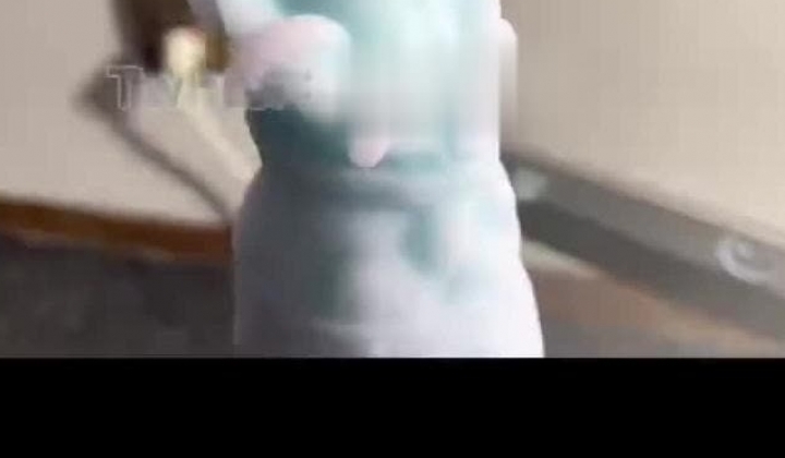 职校服装设计专业，大奶福利姬【77cjdmn】推特私拍，露出紫薇啪啪，满身写淫字，非常母狗