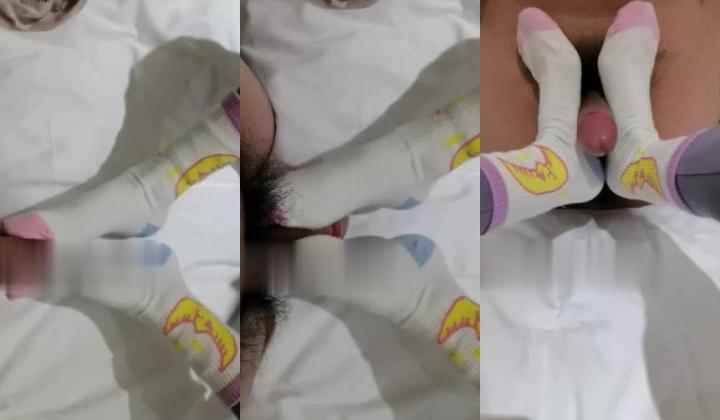 丝袜足交榨汁女神【依依丫丫】 脚趾夹着龟头不断挑逗摩擦你能坚持多久～完美足弓下的黑丝套鸡全都喷涌在脚底了