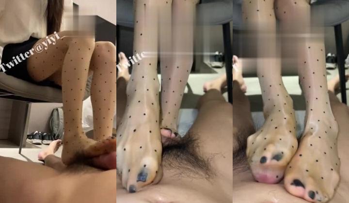 丝袜足交榨汁女神【依依丫丫】 脚趾夹着龟头不断挑逗摩擦你能坚持多久～完美足弓下的黑丝套鸡全都喷涌在脚底了