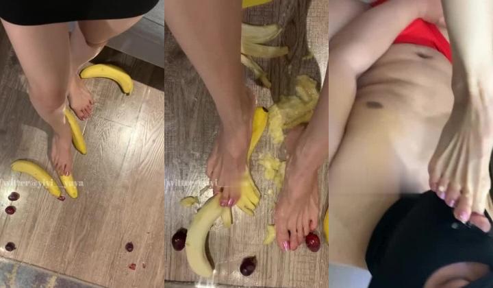丝袜足交榨汁女神【依依丫丫】 脚趾夹着龟头不断挑逗摩擦你能坚持多久～完美足弓下的黑丝套鸡全都喷涌在脚底了