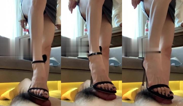 丝袜足交榨汁女神【依依丫丫】 脚趾夹着龟头不断挑逗摩擦你能坚持多久～完美足弓下的黑丝套鸡全都喷涌