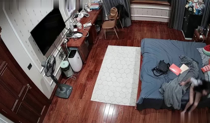 【极品稀缺 ️破解摄像头】漂亮学生妹在家也会按耐不住摸逼玩几下 边看手机啪啪小视频边玩穴 这是缺