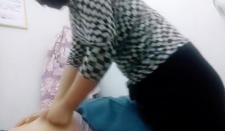 真实推油按摩，【妹妹女子会所】，老板娘偷拍女客私密SPA，人妻享受的呻吟，对白精彩刺激