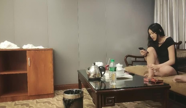 小马丶寻花叼着烟齐逼短裤外围少妇，迫不及待撩起衣服揉奶子，镜头前深喉口交，扶着屁股后入撞击